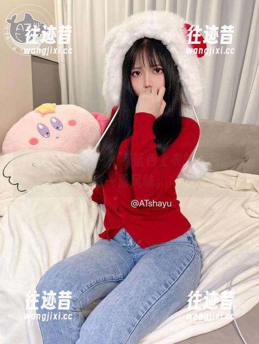 AT鲨的最新图片，有蓝色上衣的加持，别有一番风味。