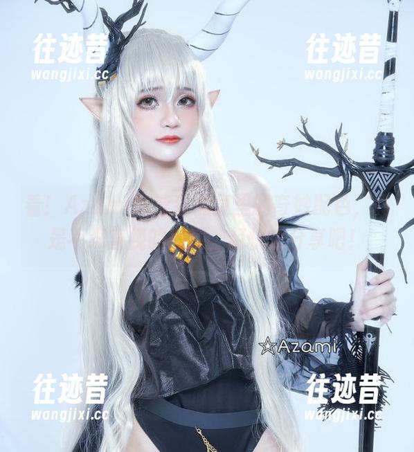 看！Azami在泳装黑贞里的奇妙配色，真是不忍直视的奇观，赶快来分享吧！