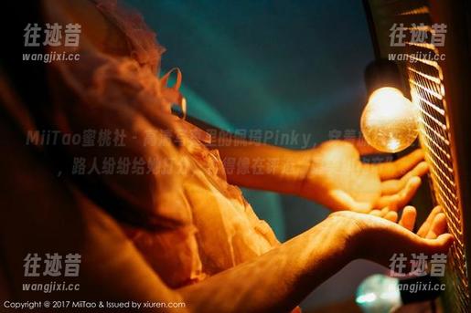 MiiTao蜜桃社 - 高清写真里的佩琦Pinky，穿着旗袍走上街头，路人纷纷给她打分，忙得像在评选“最美旗袍帝”。