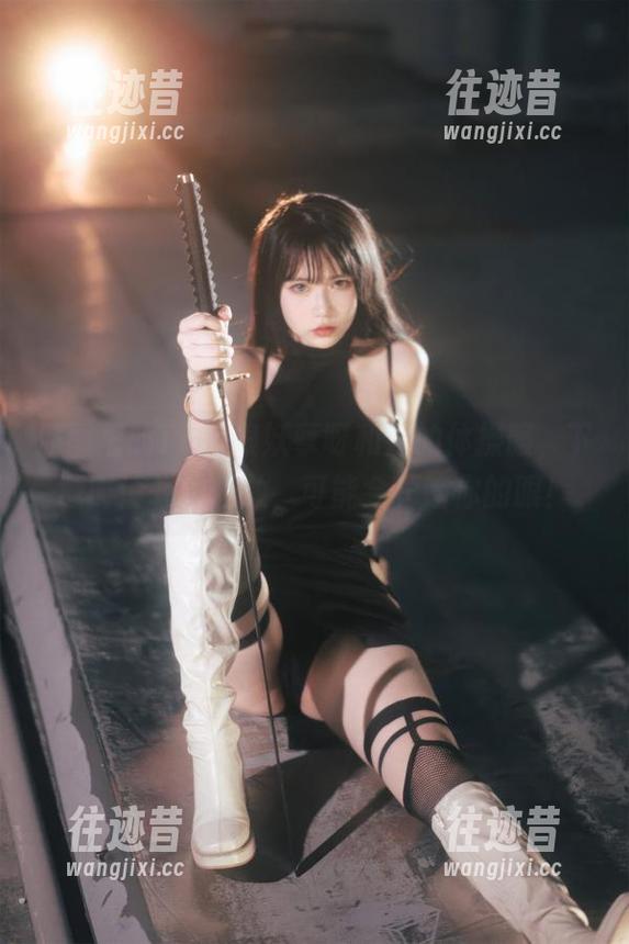 原图里的Tina很妖孽呀和她的体操服，下载时请轻拿轻放，可能会掉瞎你的眼！
