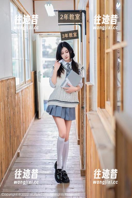 Xiuren秀人网 - 小猪peggy的红裙写真，图库里的小调皮