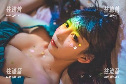 在图库里迷失；w黑米粥w的粉色写真散发的柔软光亮