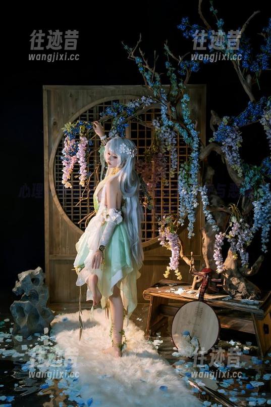 心理斗争的美图：七月喵子的天使与恶魔，究竟谁在操控？