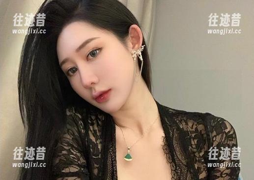 微密圈 - 翻开图包，不爱笑的赛琳的灰丝写真让我有种时空交错的错觉，真奇怪！