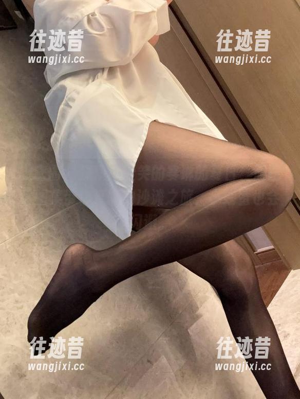 微密圈 - 探索不爱笑的赛琳的夏日，原图和图集带你辽阔的沙滩之旅，小螃蟹也会闪避。