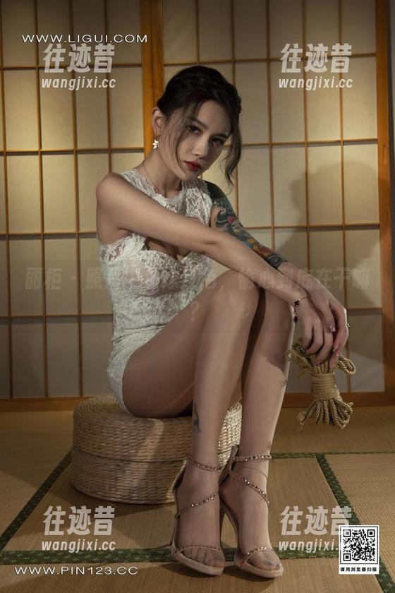 丽柜 - 照片中那抹红色，愉心到底在干嘛？