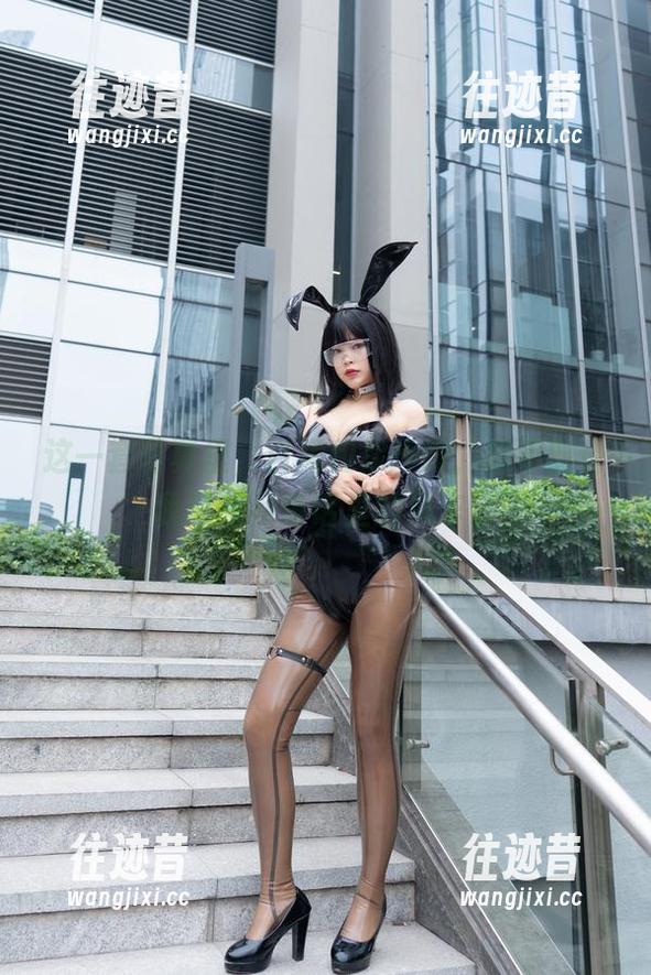 这一套写真里，白裙和你烨烨，时不时让我联想到童话里的风车。