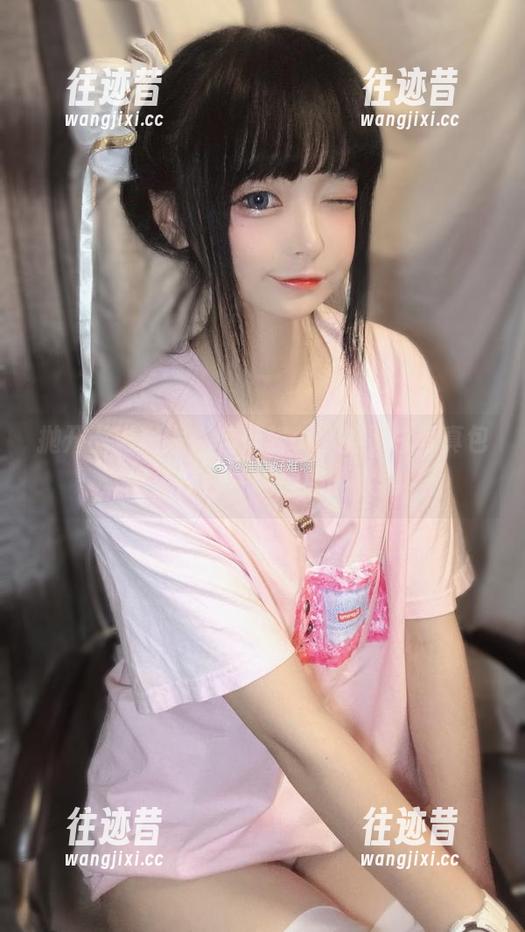 佳佳酱ovo 抛开五彩斑斓,佳佳酱ovo的黑白写真包,像是在看一场情感的默剧。