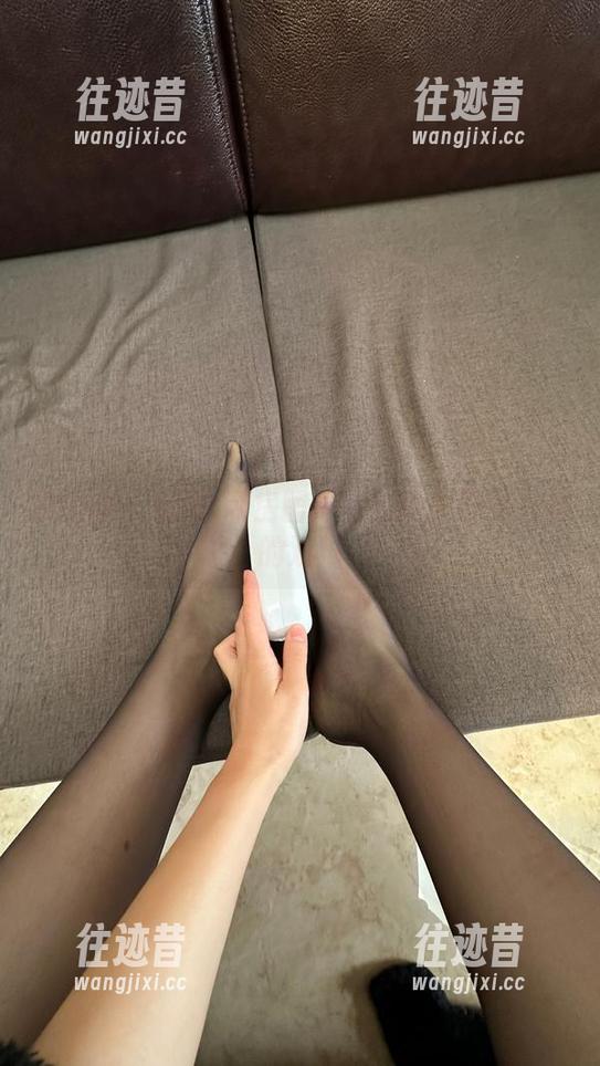 俏妞t 微密圈 - 俏妞t私房图集:当绊脚石遇上她的双脚
