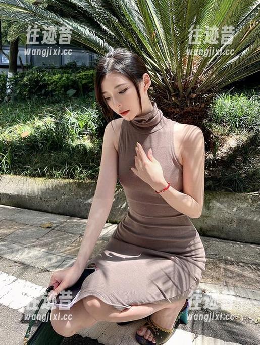 微密圈 - 是妮是老虎在展示板凳的优雅，还是板凳在映衬妮的风采？
