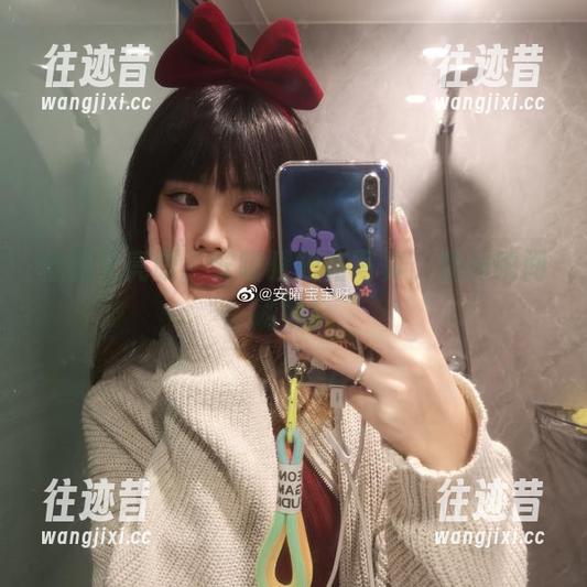 低调又亮眼，安曜曜短裙写真，福利瞬间刷屏！
