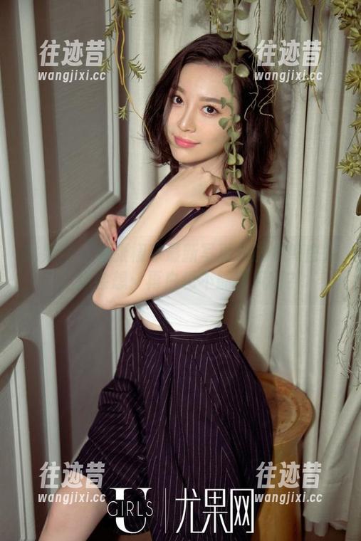 尤果网 - 看张栩菲最新写真集的《纯白》，你会想：再白也不能挡风啊？