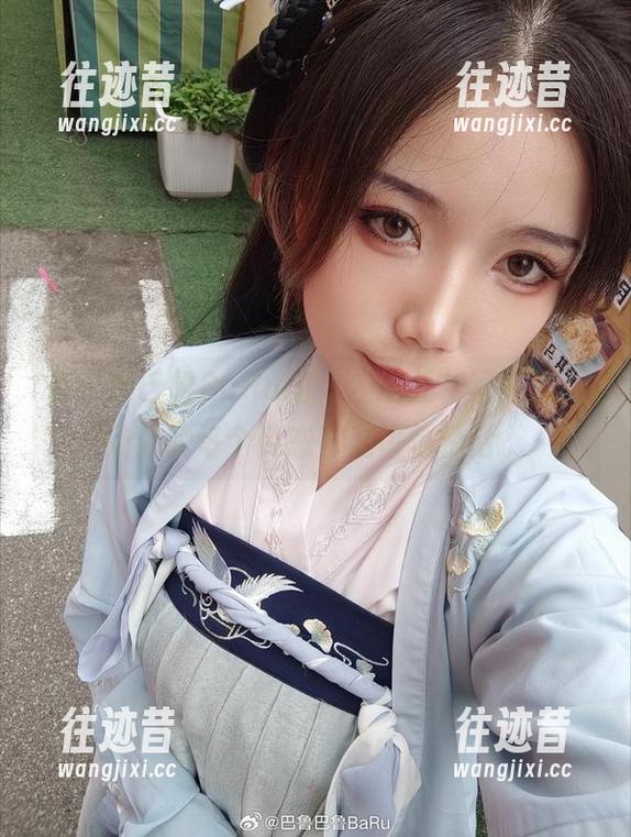 在巴鲁巴鲁BaRu的“佐治亚”写真里，身体的每个姿态都在讲悄悄话。