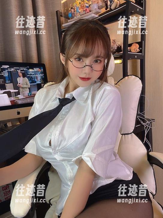 微密圈 - 映入眼帘的jk制服，张思允在线分享，高清到你能看到她脸上的每个表情。