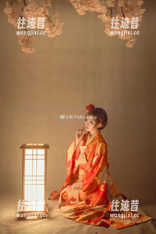 每一张御子Yumiko的照片都在说：来看我这件皮衣！