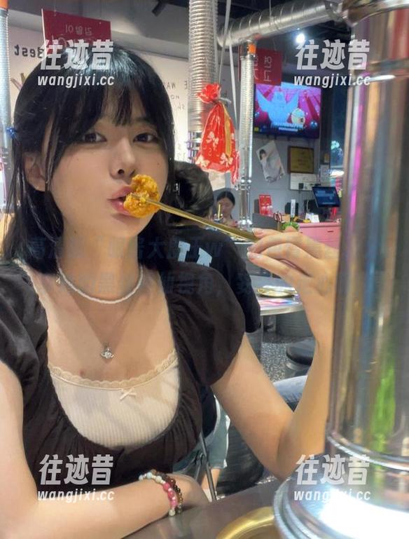 高清版“眼酱大魔王w”的包臀黑丝，分享她的黑丝神仙视角，妥妥的走心啊！