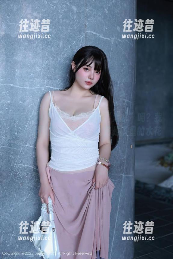 秀人网 - 夏甜甜的旗袍在“潜水”吗？我好像分不清哪些是她，哪些是画里的水花…