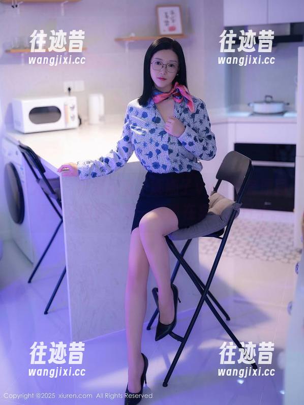 秀人网 - 学姐风范：娜娜子yy的全套原图，好像又回到了那一群趴在桌前的日子。