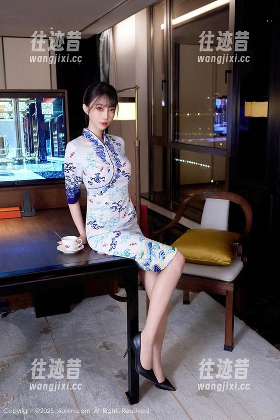 秀人网 - 抖娘利世空姐图集更新：一起来感受风中那点小骚动！