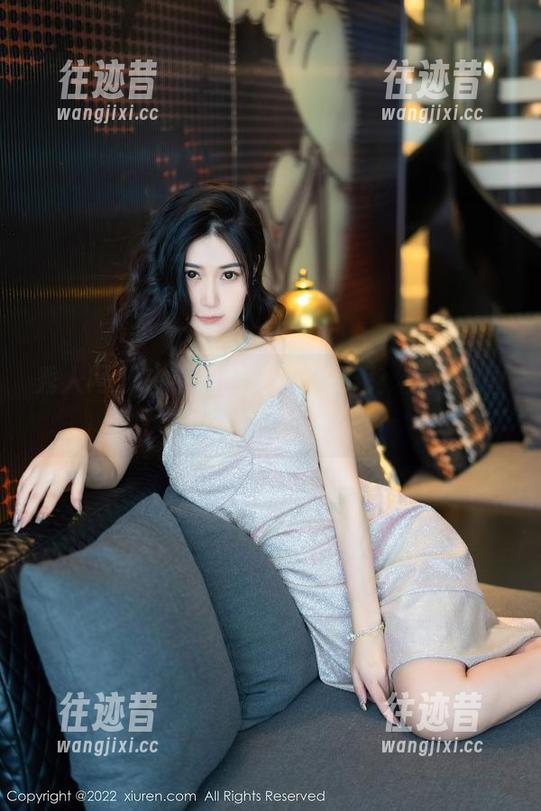 秀人网 - 白小喵的无圣光秘籍：美脚套图大全，快来围观！