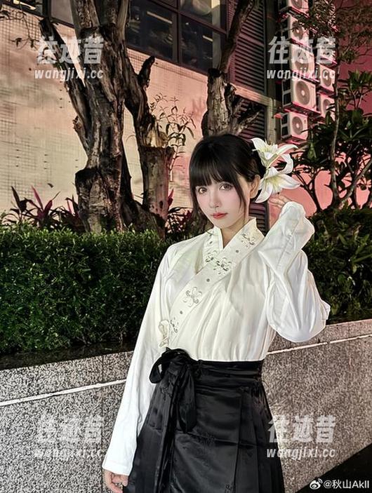 校服私拍图包，秋山AkI果然坐实了“最会穿”的称号。
