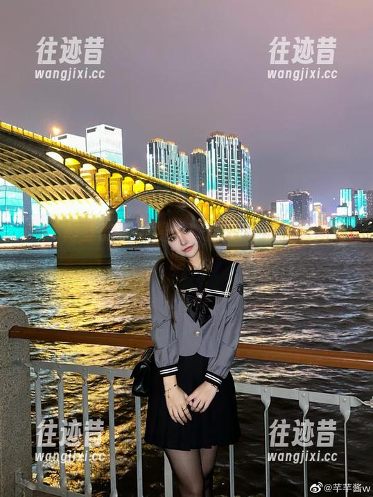 芊芊酱w COS肉丝的芊芊酱w:图片背后的嬉闹与慵懒