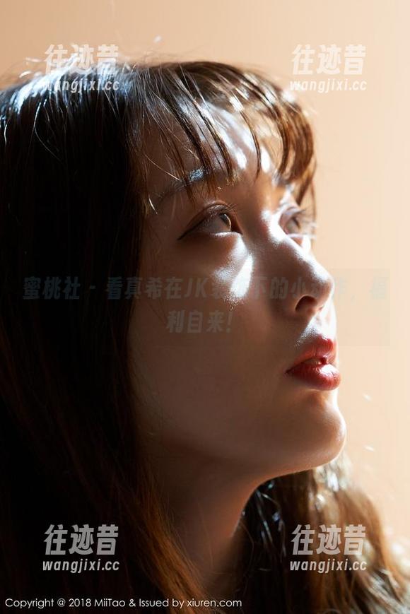 蜜桃社 - 看真希在JK装饰下的小动作，福利自来！