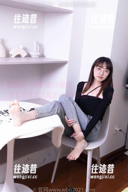 袜啵啵-小甜豆 袜啵啵 - 明明是JK制服,小甜豆偏偏在高清套图里又流露出一丝懒散的态度,熟悉又陌生。