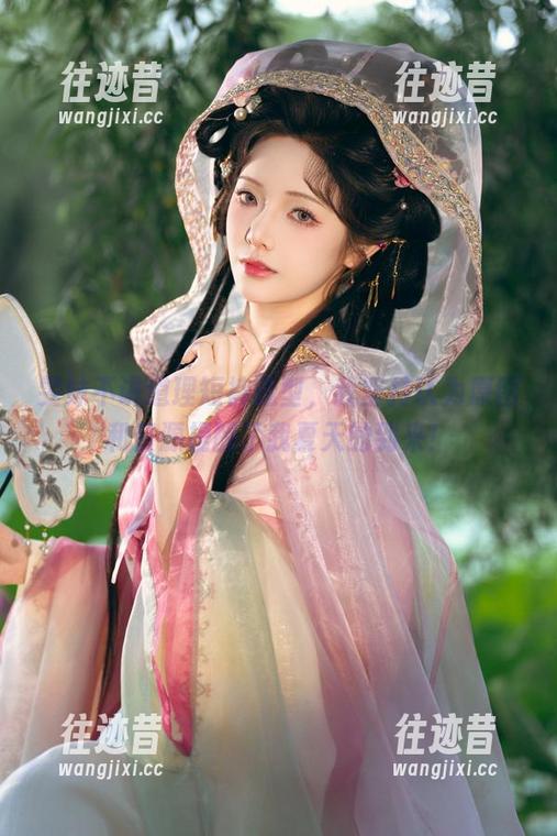 雯妹不讲道理短裤造型，我坚持认为原图和资源提醒了我夏天的到来！