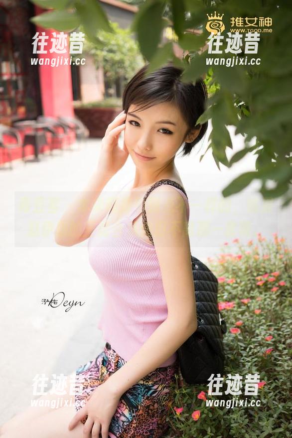 青豆客 - 本来期待看到点不一样的，结果赵伊彤的圣诞合集依旧不离那一套呢。