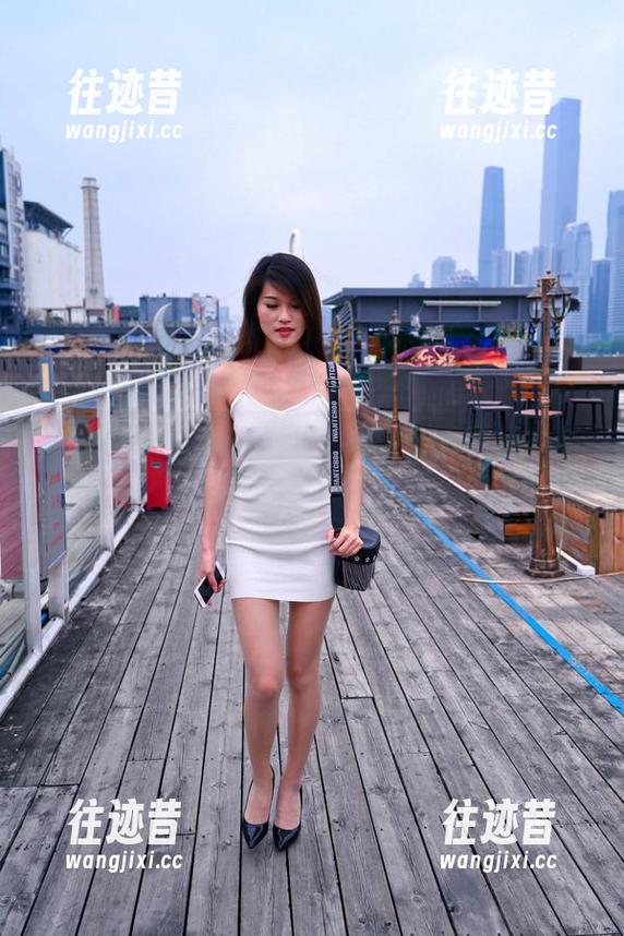 魔镜街拍精选：一不小心就被这动人的小裙摆打动了。