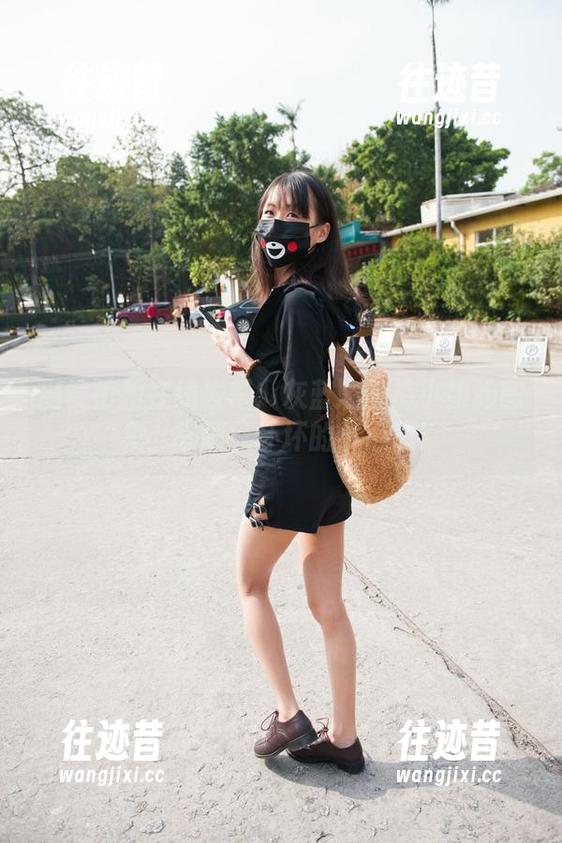 魔镜街拍在线发车：灰蓝瑜伽裤小姐姐图集，来吧，坏坏的小心思！